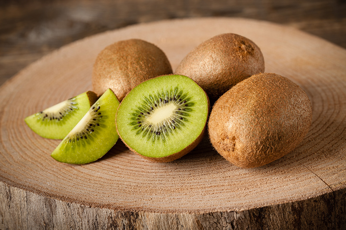 fresh-kiwi-fruits-on-wood-clos-up